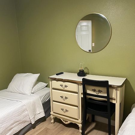 Private Room In Los Angeles With Wifi And Ac And Private Fridge!!! Exterior photo