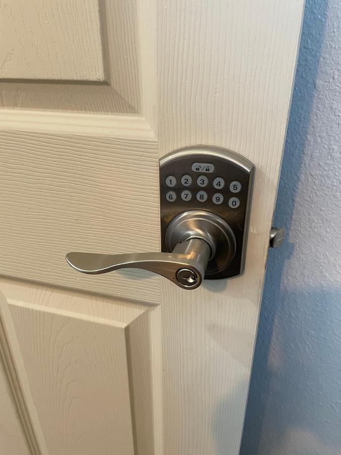 Private Room In Los Angeles With Wifi And Ac And Private Fridge!!! Exterior photo