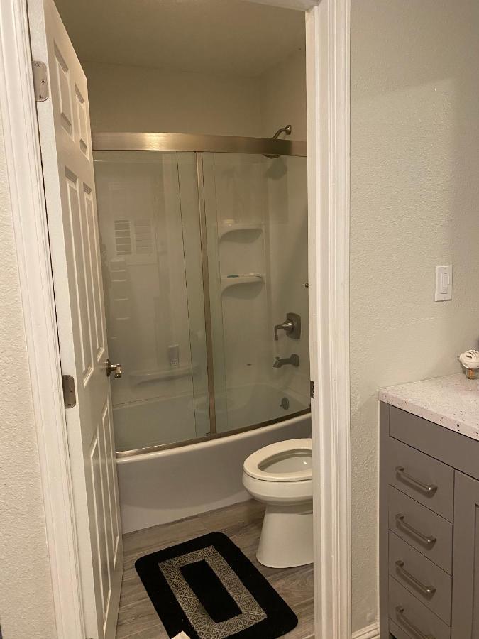 Private Room In Los Angeles With Wifi And Ac And Private Fridge!!! Exterior photo