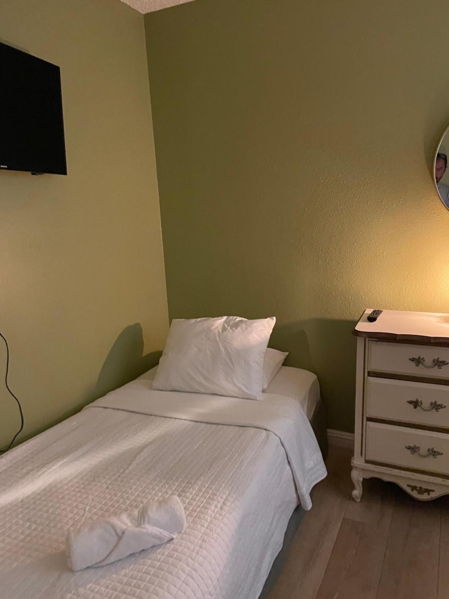 Private Room In Los Angeles With Wifi And Ac And Private Fridge!!! Exterior photo