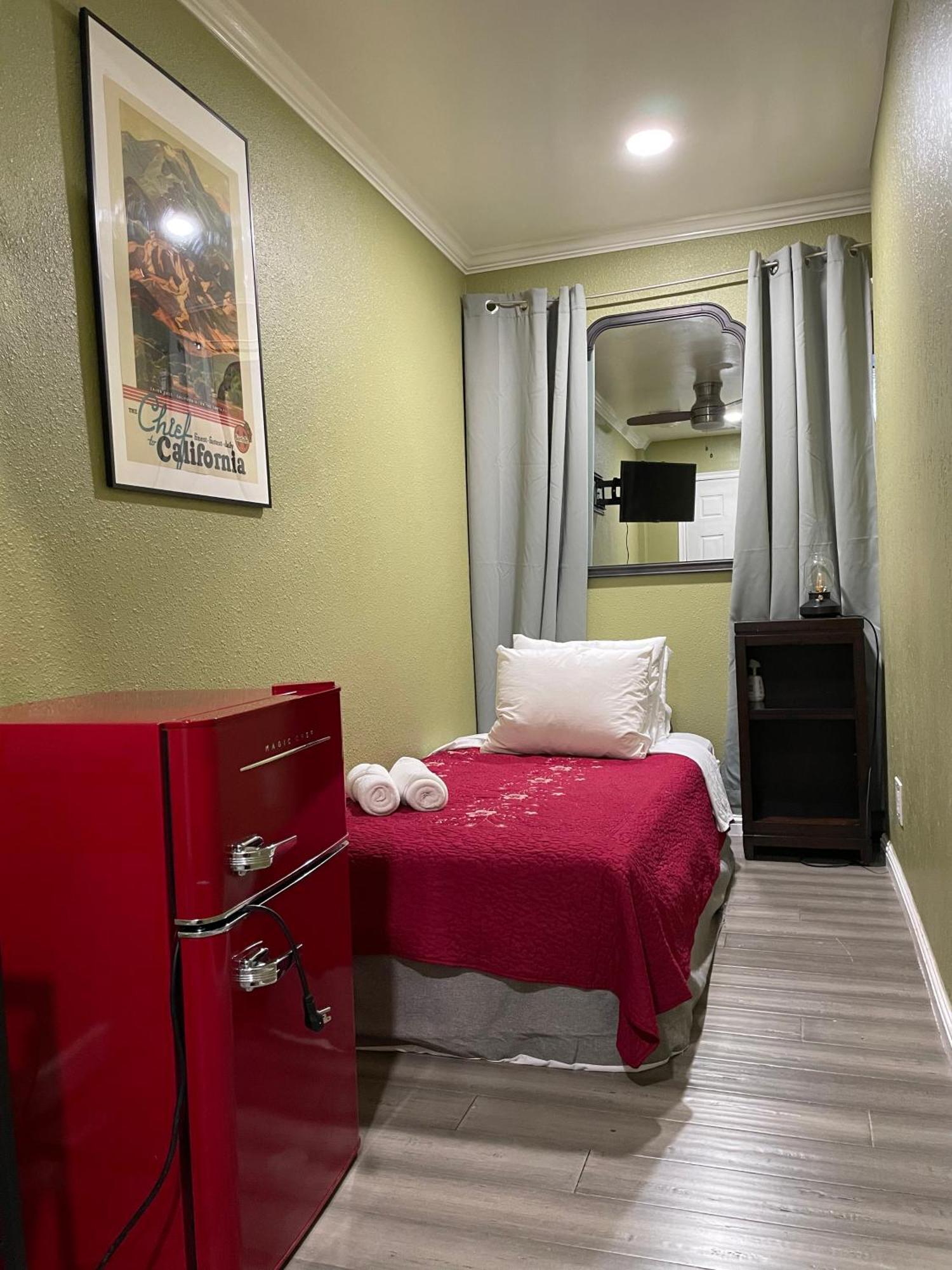 Private Room In Los Angeles With Wifi And Ac And Private Fridge!!! Exterior photo